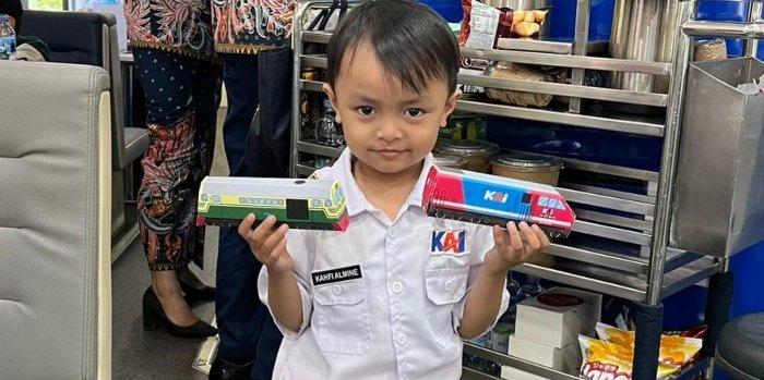 Penumpang anak-anak mendapat hadiah dari PT KAI. Pada Jumat (12/7) KAI kembali bagi-bagi hadiah untuk penumpang anak-anak di Stasiun Surabaya Gubeng, Stasiun Surabaya Pasarturi, dan Stasiun Malang dalam rangka menyambut hari masuk sekolah.