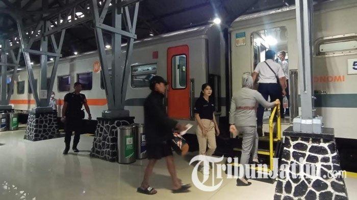 Suasana penumpang kereta api di Stasiun Blitar, Kamis (13/7/2023).