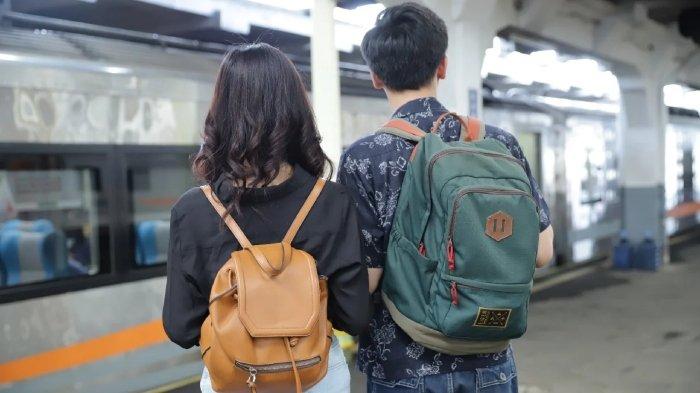 Penumpang menikmati perjalanan kereta api selama periode libur sekolah.