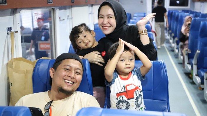 Penumpang naik kereta api saat libur sekolah.