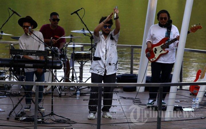 Penyanyi Kunto Aji tampil menghibur pengunjung Hutan Kota Kemayoran, Jakarta Pusat, Minggu (19/6/2022). Peringatan HUT Ke-37 Pusat Pengelolaan Kompleks Kemayoran (PPK Kemayoran) diisi dengan berbagai acara antara lain bazar, festival musik, kegiatan komunitas, lomba fotografi, dan kegiatan lainnya yang berlangsung hingga Minggu (19/6/2022). Melalui kegiatan ini, PPK Kemayoran berharap dapat mengoptimalkan Utan Kemayoran sebagai destinasi wisata hijau di Jakarta.