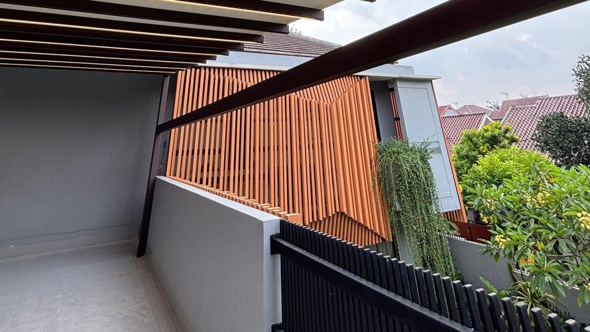 Percantik balkon rumah minimalis dengan desain pergola custom dari Ergo Pergola yang estetik dan fungsional.