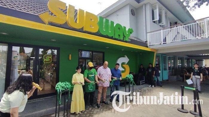 Restoran cepat saji Subway hadir untuk pertama kalinya di Kota Malang, Jawa Timur. Subway Malang yang berada di Jalan Besar Ijen, diresmikan pada Rabu (27/9/2023). Manajemen juga memperkenalkan aktor Korea Selatan, Cha Eun Woo sebagai duta merek atau brand ambassador Subway Indonesia.