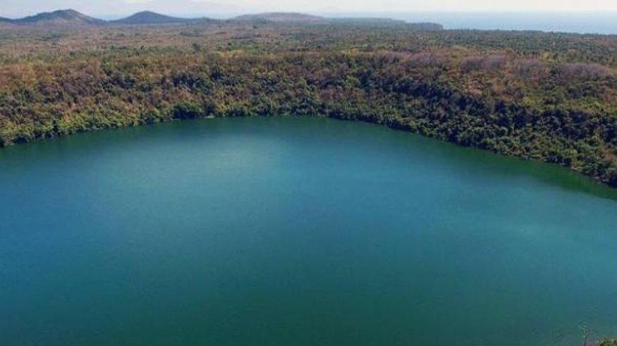 Perjalanan menuju Danau Waibelen atau Danau Asmara di Desa Waibao, Kecamatan Tanjung Bunga, Flores Timur, Nusa Tenggara Timur. Danau alami tersebut juga habitat beberapa jenis burung.