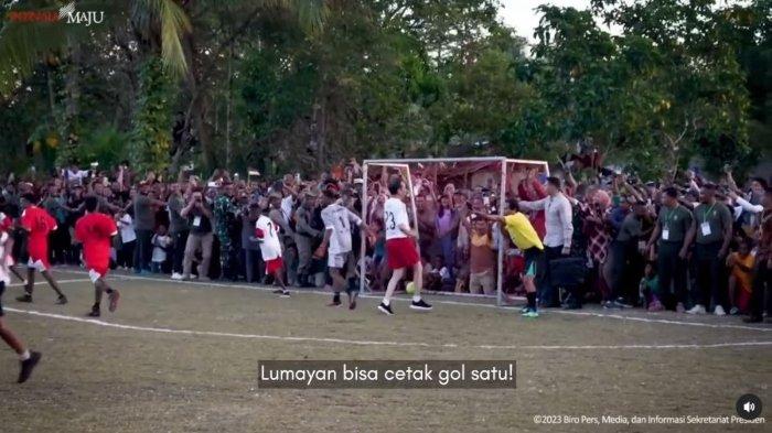 Permainan sepak bola Presiden Jokowi bersama menteri dan anak-anak di Biak Numfor, Papua. Video viral di media sosial, Presiden Jokowi main sepak bola bareng menteri dan anak-anak Papua, bisa cetak satu gol.