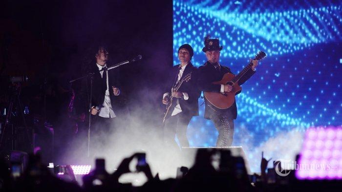 Personel Dewa 19, Ello, Andra, dan Ahmad Dhani tampil menghentak panggung pada konser bertajuk Pesta Rakyat 30 Tahun Berkarya Dewa 19 di Jakarta International Stadium (JIS), Sabtu (4/2/2023). Pada konser spesial itu, Dewa 19 menghadirkan empat vokalis dan lima drummer serta membawakan 30 lagu yang dirangkai dari album-album terpopuler.