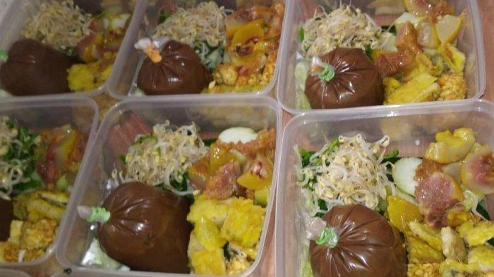 Pesanan rujak cingur di warung Rujak Cingur Bu Kus Malang, Jawa Timur.