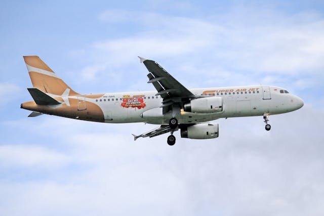 Pesawat Super Air Jet yang sedang mengudara.