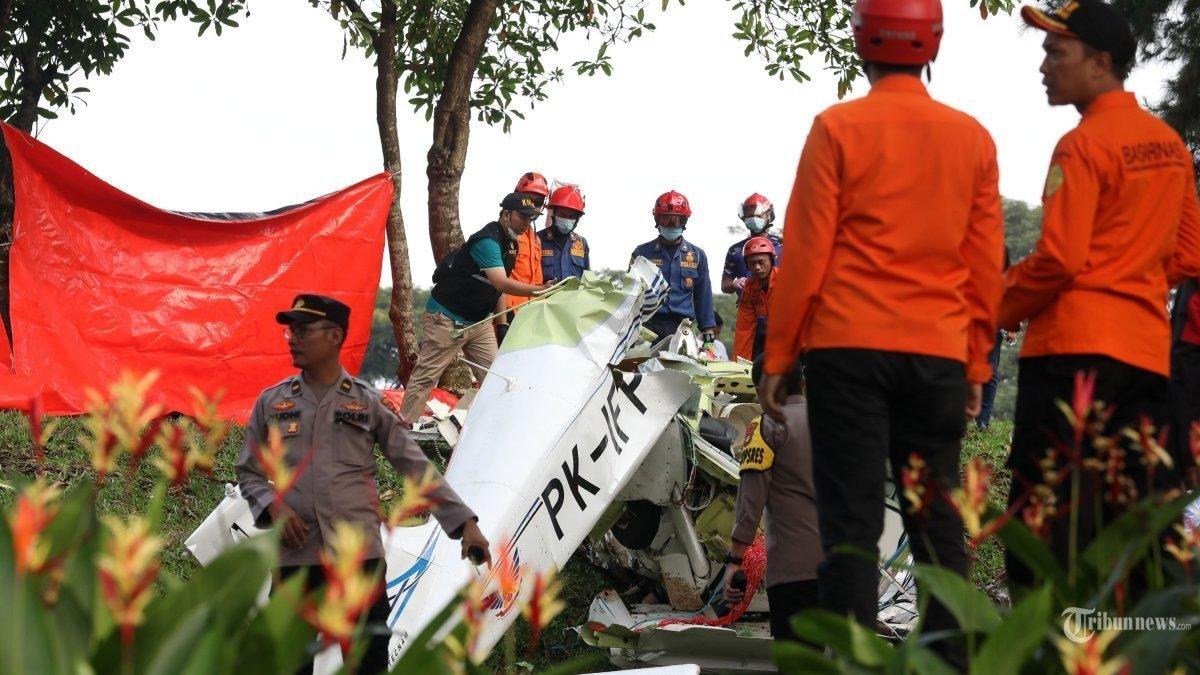 Pesawat latih PK-IFP jatuh di kawasan BSD, Serpong, Tangerang Selatan.