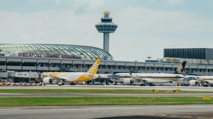 Pesawat mendarat di Bandara Internasional Changi Singapura.