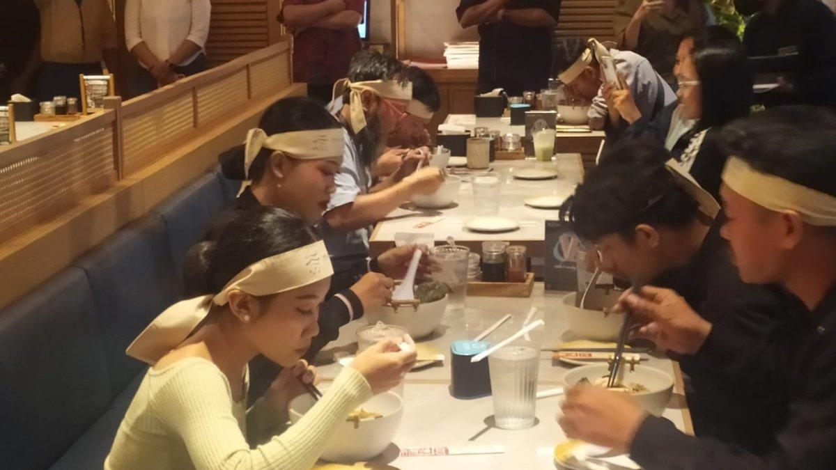Peserta Ramen Competition Mangano Sushi Solo Baru 2025 berlomba menghabiskan ramen secepat mungkin.