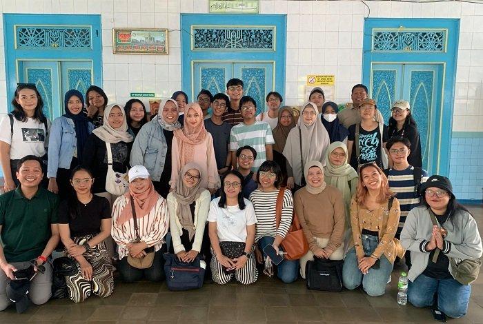 Para peserta Surakarta Walking Tour berfoto di Masjid Al-Fatih Kepatihan, Solo, Jawa Tengah, Sabtu, (27/4/2024).