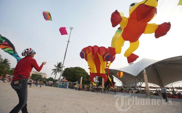 Peserta mencoba menerbangkan layang-layang di Pantai Lagoon Ancol Jakarta, Sabtu (22/6/2024). Ancol mengadakan Jakarta International Kite Festival dari tanggal 22 Juni hingga 7 Juli 2024 menjadi destinasi wisata menarik bagi keluarga dan pengunjung dari berbagai kalangan dan juga meramaikan HUT ke-497 Jakarta.