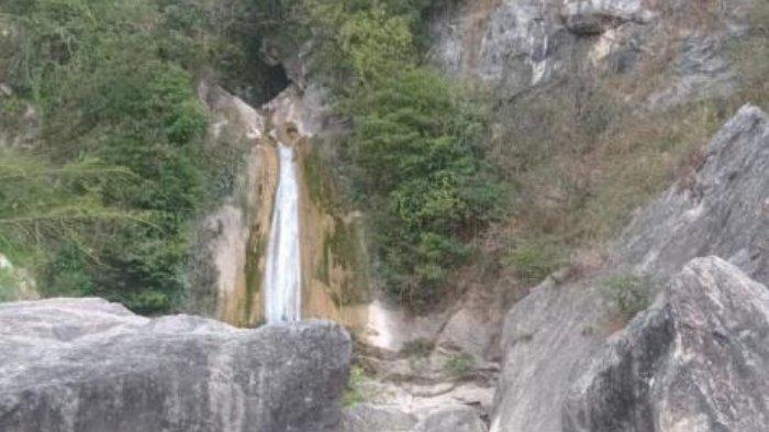 Pesona Air Terjun Oenitas yang terletak di Desa Kokoi, Kecamatan Amanatun Selatan, Kabupaten Timor Tengah Selatan, Nusa Tenggara Timur (NTT).