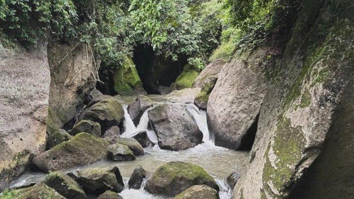 Pesona Bali Hidden Canyon Beji Guwang di Kecamatan Sukawati, Kabupaten Gianyar, Bali.