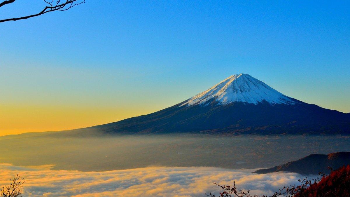 Pesona Gunung Fuji Jepang dari kejauhan.