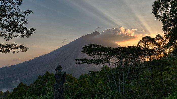 Pesona Gunung Inerie di Nusa Tenggara Timur.