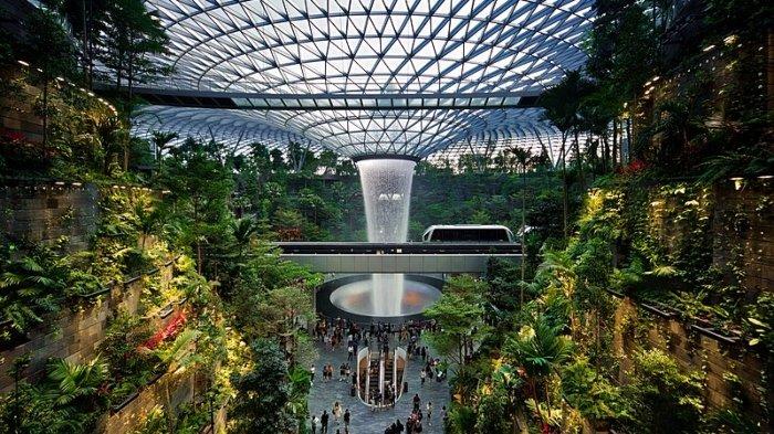 Pesona Jewel Changi Airport di Bandara Internasional Changi Singapura.