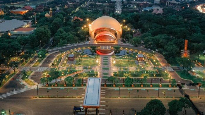 Pesona Keong Mas di Taman Mini Indonesia Indah (TMII), tempat wisata populer di Kecamatan Cipayung, Kota Jakarta Timur, Jakarta.