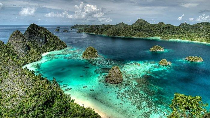 Pesona Raja Ampat di Papua yang menarik minat kunjung turis lokal dan asing.