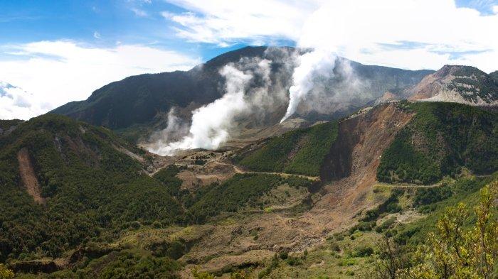 Pesona Taman Wisata Alam Gunung Papandayan di Garut, Jawa Barat.