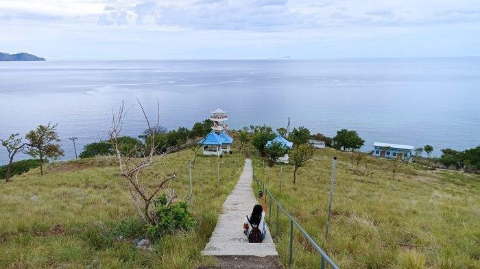 BUKIT SALIB - Pesona alam pantai utara Flores dari atas Bukit Salib, Tanjung Kajuwulu, Kecamatan Magepanda, Flores, Nusa Tenggara Timur.