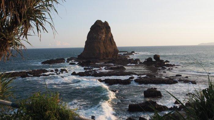 Pesona batu karang di Pantai Papuma, Jember, Jawa Timur.