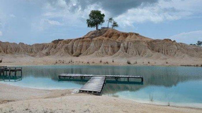 Pesona gurun pasir dan Danau Biru di Desa Busung, Kecamatan Seri Kuala Lobam, Bintan, Kepulauan Riau.