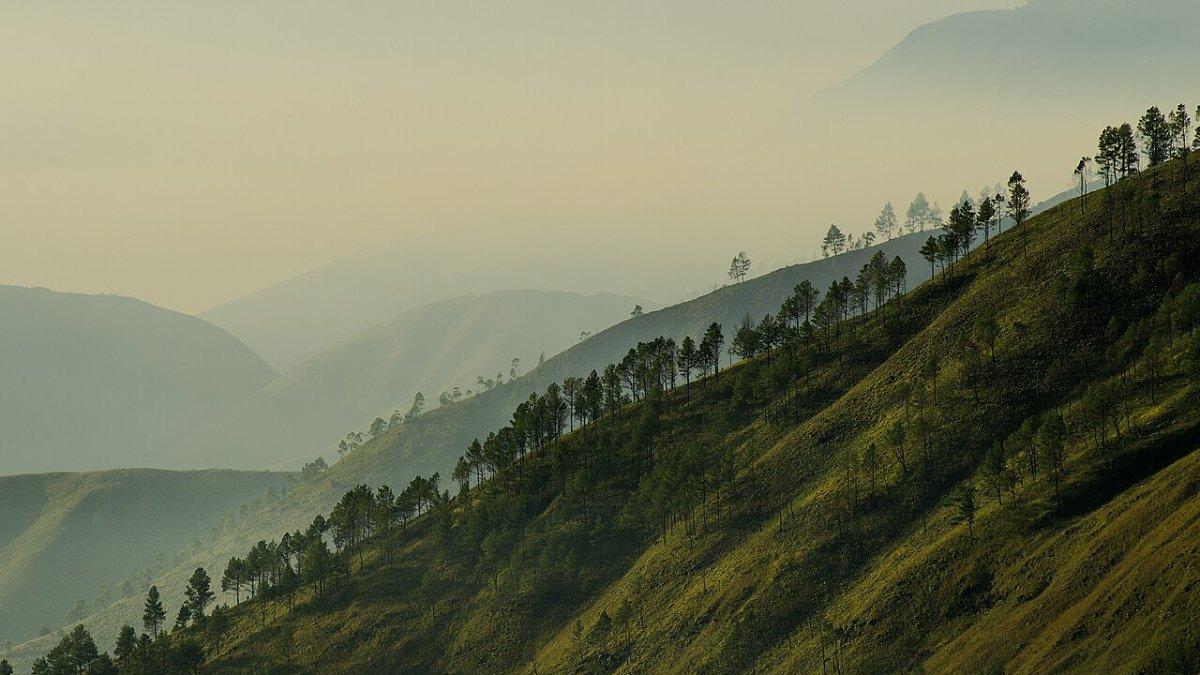 Pesona sunrise dari Menara Pandang Tele di Turpuk Limbong, Kecamatan Harian, Kabupaten Samosir, Sumatera Utara.