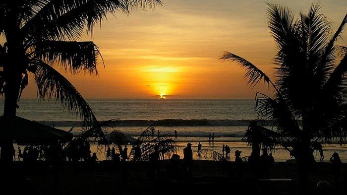 Pesona sunset di Pantai Legian, Bali yang wajib kamu kunjungi.