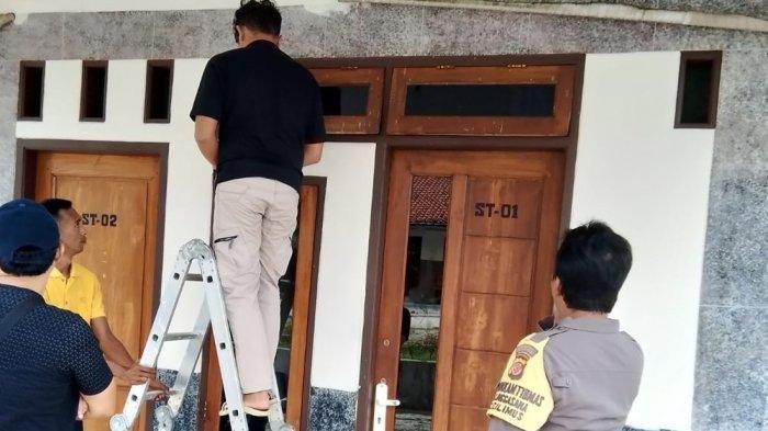 Petugas saat membongkar ventilasi kamar hotel tempat ditemukannya perempuan tewas tanpa busana di dalam kamar mandi, Selasa (18/6/2024). Perempuan itu ditemukan tewas dengan luka berat di bagian leher.