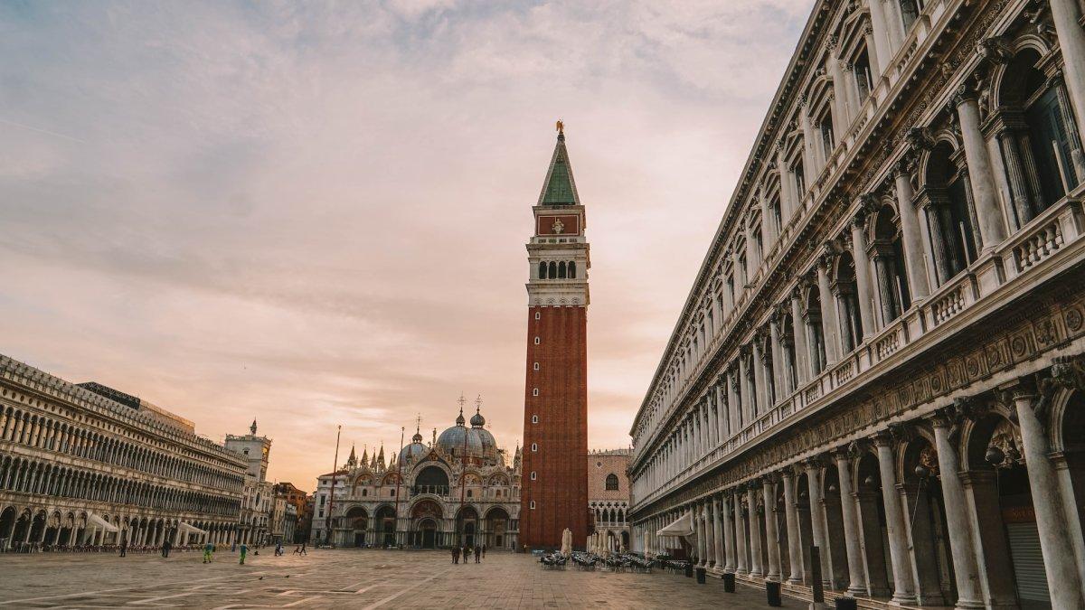 Piazza San Marco, satu destinasi film James Bond yang paling menarik untuk dikunjungi.