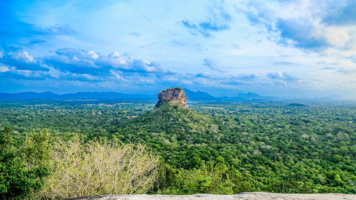 Pidurangala, satu tempat wisata terbaik di Sri Lanka.