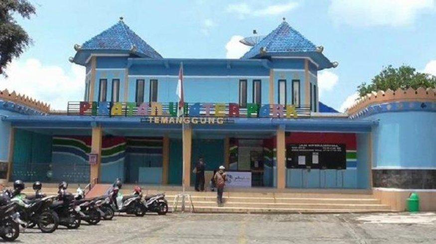 Sejumlah pegawai Pikatan Waterpark Temanggung melakukan sterilisasi tempat sekaligus bersih-bersih wahana seusai tutup karena pandemi Covid-19, Rabu (20/1/2021).
