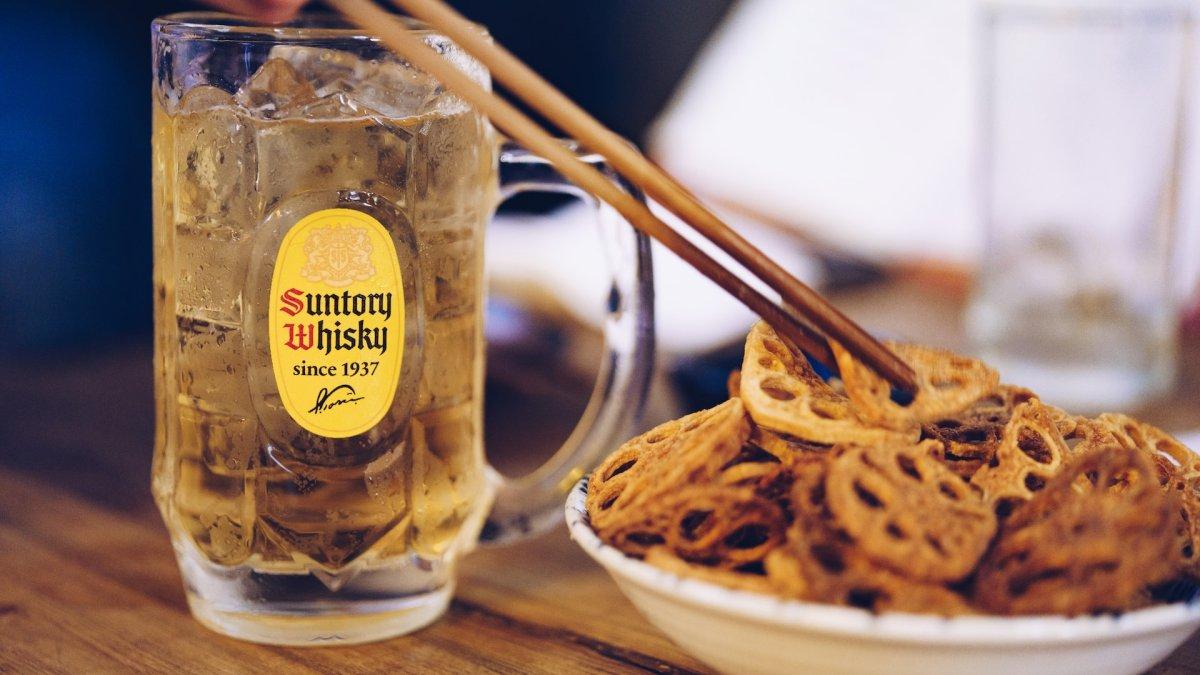 Pilihan makanan dan minuman di izakaya Jepang