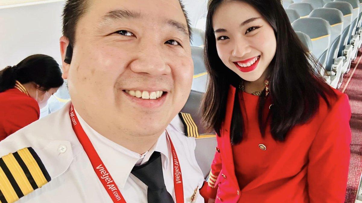 Pilot Jakarin Sararnrakskul menjadi viral karena membantu penumpang hamil melahirkan.