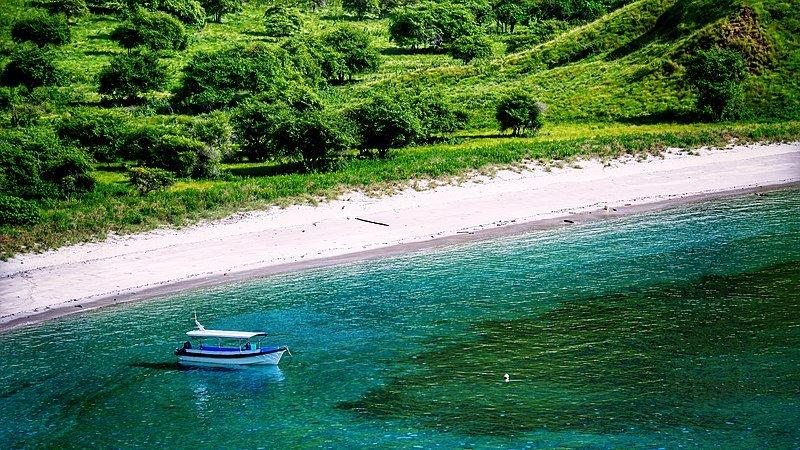 Pink Beach, satu tempat wisata hits di Labuan Bajo.