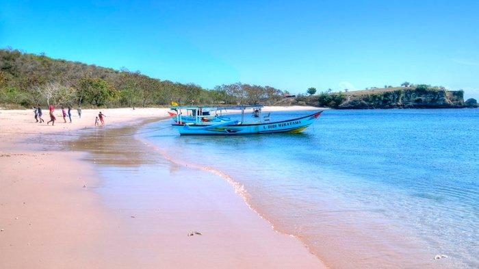 Pink Beach, tempat wisata hits di Kabupaten Manggarai Barat, Nusa Tenggara Timur.