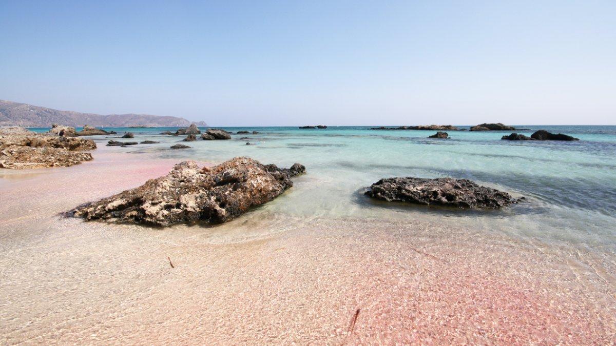 Pink Sands Beach, satu pantai berpasir pink tercantik di dunia yang menarik buat kamu jelajahi.