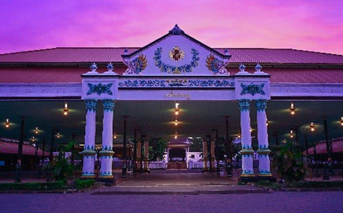 WISATA JOGJA - Pintu utama Keraton Yogyakarta yang jadi tempat wisata bersejarah favorit di Jogja dengan harga tiket masuk terjangkau, Senin (17/2/2025). Keraton Yogyakarta didirikan oleh Pangeran Mangkubumi pada tanggal 9 Oktober 1755.
