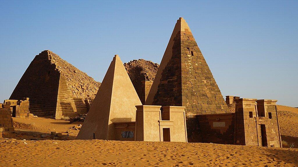 Piramida Nubia yang ada di Meroe, Sudan