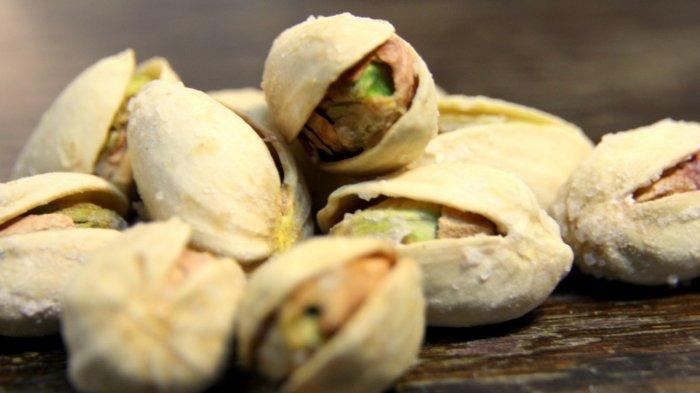 Pistachio, kacang yang berasal dari biji pohon 'Pistacia vera' yang dijadikan isian cokelat Dubai.