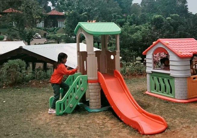 Playground, satu daya tarik di Dusun Giok Bogor.