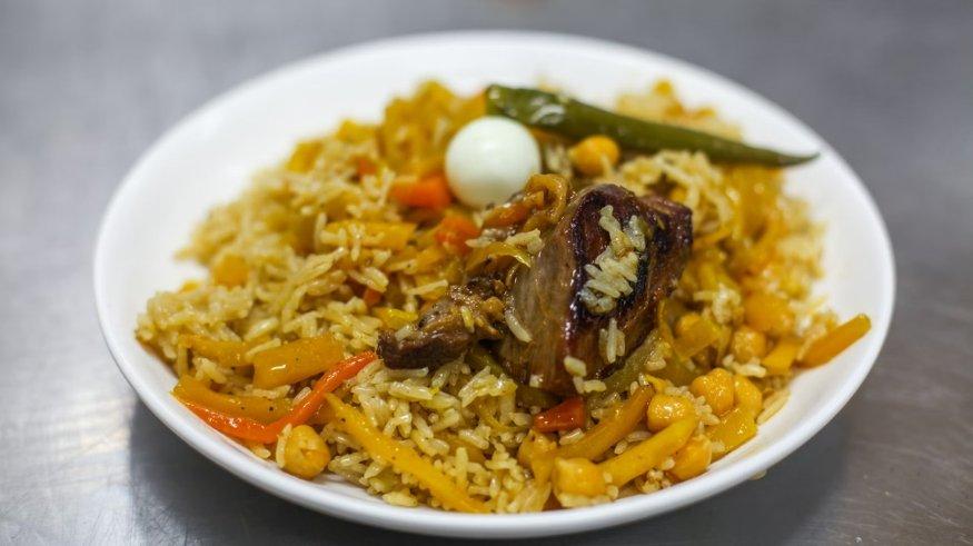 Plov, hidangan nasional Uzbekistan.
