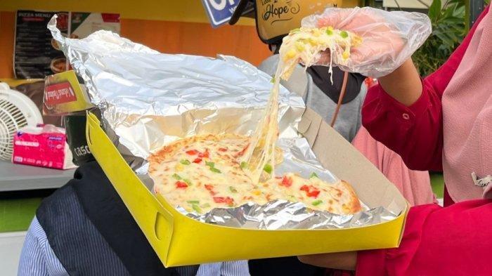 Pocket Pizza varian pizza medium yang disajikan di gerai yang beralamat di jalan RE Mardinata (belakang Masjid Agung Kubah Timah) Pangkalpinang. Foto diambil pada Jumat (9/8/2024).