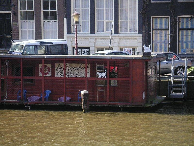 Poezenboot, satu tempat wisata gratis di Amsterdam buat liburan yang hemat anggaran.