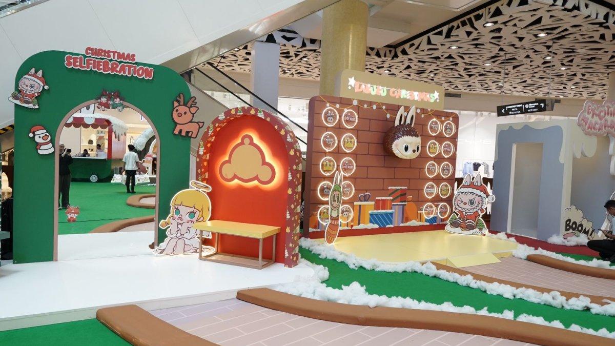 Pop Mart Christmas Town menghadirkan instalasi besar bertema kota musim dingin. 