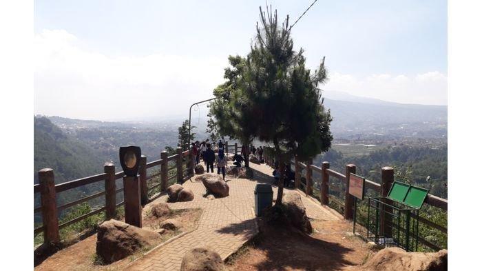 WISATA BANDUNG - Potret teras Tebing Keraton yang begitu indah, yang beralaskan paving block, Sabtu (2/9/2017)