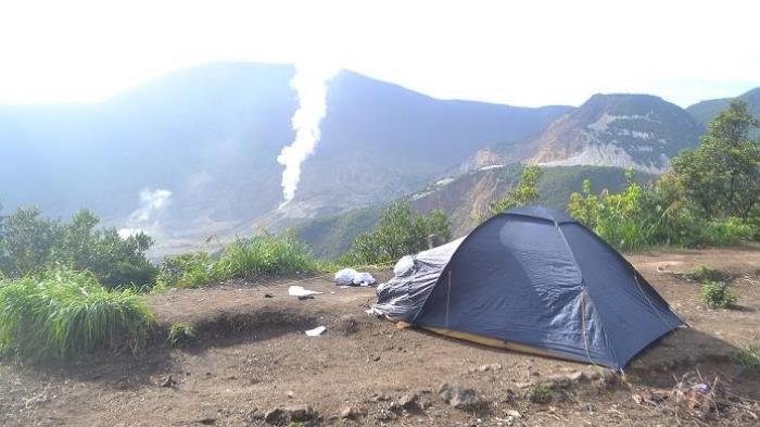 PENDAKIAN GUNUNG PAPANDAYAN - Pendaki berkemah di pinggir igir-igir Pos Pendakian Gunung Papandayan, Garut, Jawa Barat, Minggu (21/2/2016). Dari tempat berkemah, pendaki bisa melihat pemandangan matahari terbit, kawah-kawah Gunung Papandayan serta Hutan Mati dari kejauhan.