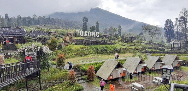 Sejumlah wisatawan menikmati wisata alam Posong yang berada di Kabupaten Temanggung, Jawa Tengah, Sabtu (13/11/21). Lokasi wisata Posong terletak di Kabupaten Temanggung berada di lereng Gunung Sindoro. Hal ini menjadi daya tarik wisatawan yang ingin menikmati keindahan alam. Bila ingin berburu lokasi sunrise maka datanglah ketika masih subuh, sembari menikmati kopi hangat.